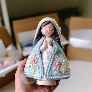 Praying Virgin Mary Crochet Doll – Handmade Catholic Amigurumi, Marian Religious Statue, Christmas Gift, Prayer Decor Simple Prayer
