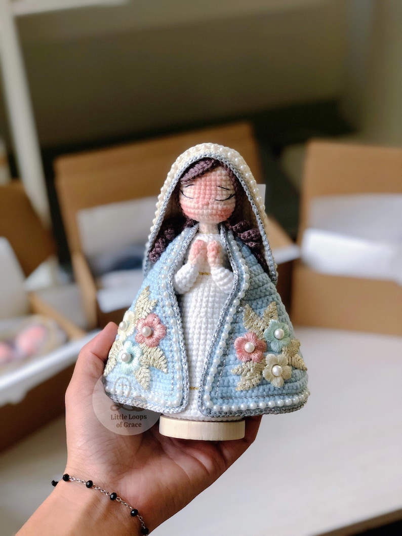 Praying Virgin Mary Crochet Doll – Handmade Catholic Amigurumi, Marian Religious Statue, Christmas Gift, Prayer Decor Simple Prayer