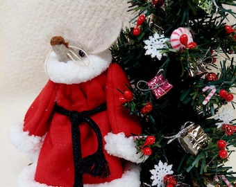 Handmade Santa Mouse with Christmas Tree: Holiday Felt Decor