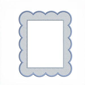 Puede incluir: Un diseño de marco rectangular con un borde festoneado en azul claro. El borde presenta un patrón texturizado de líneas cruzadas en blanco y azul claro, encerrado por un contorno cosido en azul claro sólido, rodeando un centro blanco.