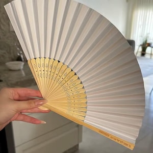 Ventaglio di carta bianco personalizzato – Nome e data incisi – Regalo per gli invitati al matrimonio con sacchetto di organza