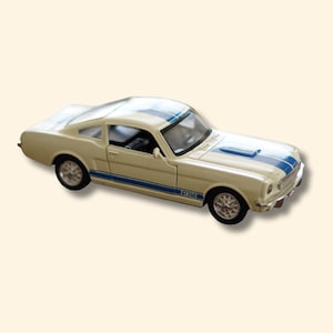 1957 Chevrolet Corvette Diecast Model Car – Pink Convertible 1:24 Scale Collectible Vintage Toy Car with Opening Doors