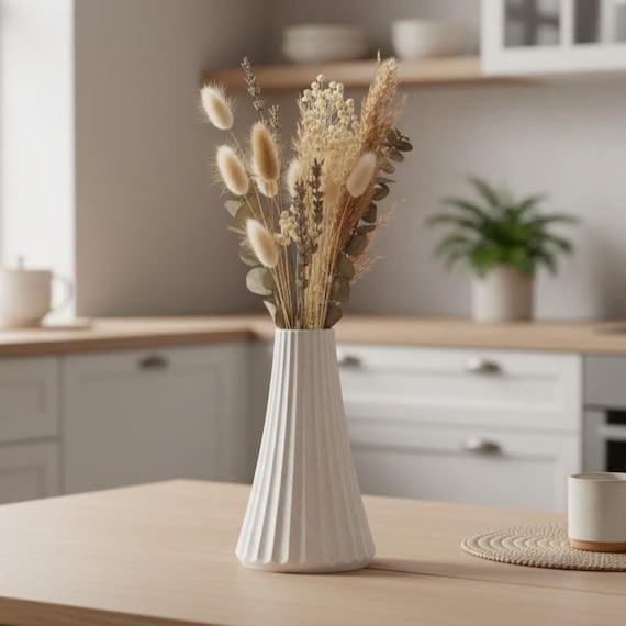Minimalistische geriffelte Vase für Kunstblumen und Knospen: Skandinavisches Dekor, Trockenblumen, Matte Vanille