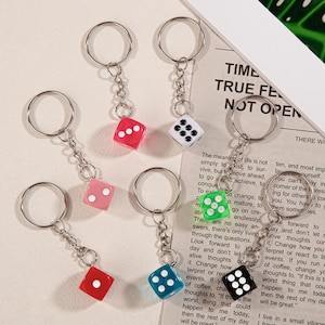 Handgefertigter Würfel Schlüsselanhänger, bunte Würfel Charms, Glückswürfel Anhänger, Single D6 Würfel Schlüsselanhänger, bunte Harz Würfel Schlüsselanhänger, DIY Herstellung Zubehör