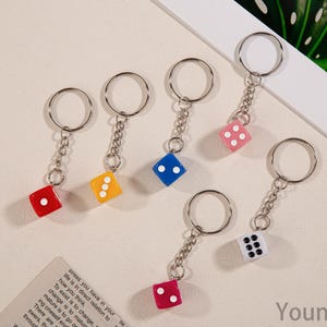Handgefertigter Würfel Schlüsselanhänger, bunte Würfel Charms, Glückswürfel Anhänger, Single D6 Würfel Schlüsselanhänger, bunte Harz Würfel Schlüsselanhänger, DIY Herstellung Zubehör