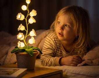 Virkad nattlampa med liljekonvalj, handgjord blomsterlampa, mysig sänglampa för barn, estetisk heminredningsgåva
