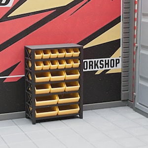 Puede incluir: Un estante de almacenamiento negro con contenedores amarillos. El estante está en un taller, con la palabra "WORKSHOP" visible en la pared. Los contenedores están dispuestos en múltiples filas, proporcionando un almacenamiento organizado para artículos pequeños.
