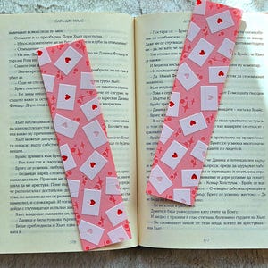 Set de Marcapáginas con Letras de Amor: Un par de románticos marcapáginas con diseño de sobre de corazón para amantes de la lectura.