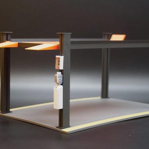 4-Post Car Lift 1:18 Scale – Garage Diorama Vehicle Platform, Car Park Display Stand, Model Auto Shop Accessory