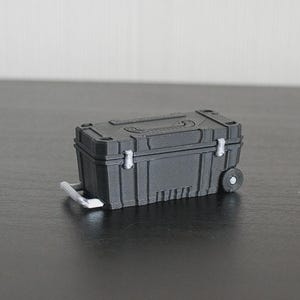 Mini Tool Box 1:18 Scale – Garage Diorama Accessory, Mechanic Scene Prop, Small Workshop Storage Model