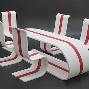 Op de afbeelding: Een moderne witte eettafel met vier bijpassende stoelen. Elk stuk heeft een opvallende rode streep in het midden. De stoelen hebben gebogen rugleuningen en de tafel heeft een uniek, vloeiend ontwerp. Het is gemaakt van een stevig materiaal.