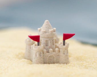 Miniature sandcastle for the fairy door – with flags. Summer decoration for dollhouse, beach accessories, miniature vacation.