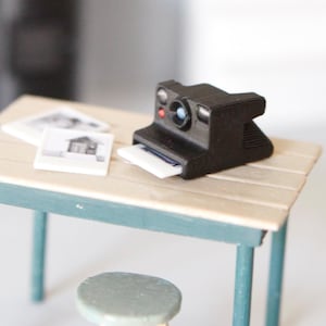 Miniatur Sofortbildkamera – Polaroid Kamera zur Dokumentation von Streichen an der Wichteltür | Wichtel Zubehör Foto Set mit 3 Mini-Rahmen
