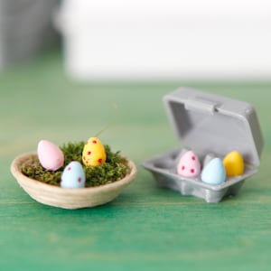 Könnte beinhalten: Rustikales Holzschild mit dem weißen Schriftzug "Welcome to our home". Das Schild hat eine Used-Optik und ein schlichtes, einladendes Design, perfekt für Veranda oder Eingangsbereich.