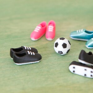 Verhaalset "Vrije trap" – Voetbalschoenen & bal | Elf Door Voetbal WK accessoires, miniatuur voetbalschoenen, poppenhuis sportdecoratie