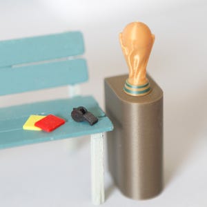 Ensemble « Coup d'envoi » – Trophée, sifflet et cartons de penalty | Accessoires Coupe du Monde de Football Elf, Trophée miniature de la Coupe du Monde, Décoration sportive