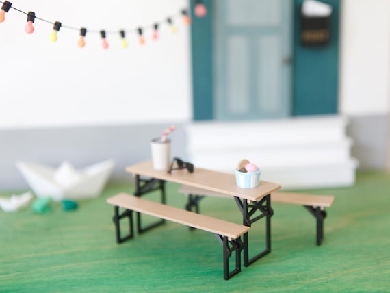Miniatur Biergarten – Bierbankgarnitur klappbar, Bierzelt Tisch & Sitzbänke | Wichteltür Puppenhaus Biergarten Möbel, Gartenfest Dekoration