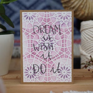 Biglietto d'auguri unico, Dream It, fatto a mano, carta kraft, inchiostro per timbri