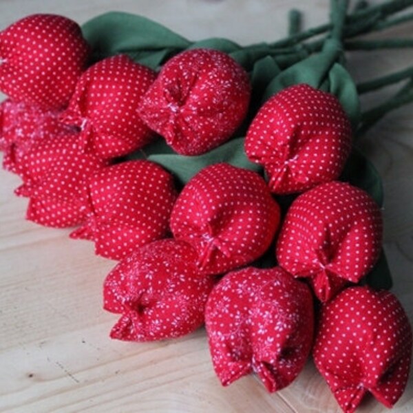 Bouquet di tessuto tulip. Tessuto Fiore bouquet tessuto rossi tulipani. Bouquet di anniversario cotone fiori cotone. Bouquet di compleanno. Ottenere fiori ben