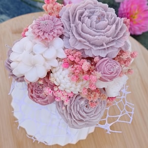 Handmade bouquet candles made from soy wax – with lavender scent.