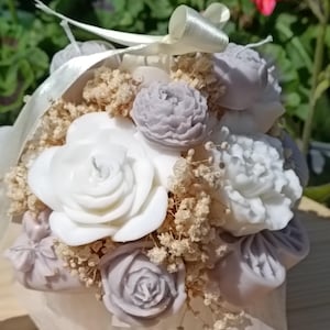 Handmade bouquet candles made from soy wax – with lavender scent.