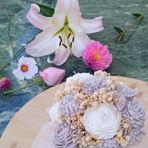 Handmade bouquet candles made from soy wax – with lavender scent.