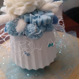 Handmade bouquet candles made from soy wax – with lavender scent.
