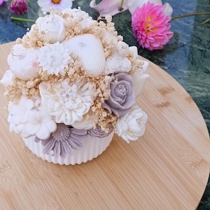 Handmade bouquet candles made from soy wax – with lavender scent.