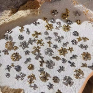 50 sztuk mieszanych losowych metalowych zawieszek w kształcie krzyża, metalowych zawieszek dekoracyjnych, zdobienia paznokci, zawieszek do paznokci ze stopu