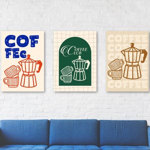 Peut inclure: Trois affiches sur le thème du café. L'affiche de gauche affiche le mot "COFFEE" en bleu et une cafetière et des tasses rouges. L'affiche du milieu dit "Coffee Club" avec un fond vert. L'affiche de droite a une cafetière et des tasses marron.