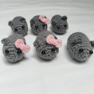 Juego de seis adorables cerditos de peluche grises de ganchillo hechos a mano con lazos rosas, adorable decoración de animales de granja, regalo artesanal.
