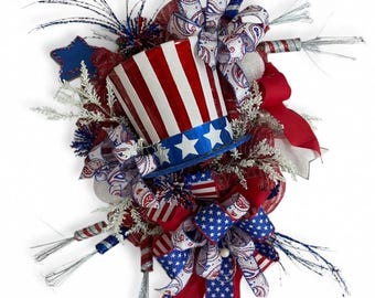 Corona patriótica con forma de sombrero del tío Sam, corona roja, blanca y azul para la puerta principal, corona de malla estilo Americana Deco, adorno para puerta del 4 de julio.