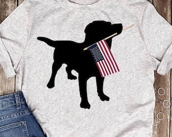 旗を持った黒のラブラドール犬Tシャツ：ラブラドール・レトリバーTシャツ