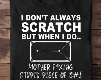 Op de afbeelding: Zwart t-shirt met witte tekst: "I DON'T ALWAYS SCRATCH BUT WHEN I DO.. MOTHER F*%ING STUPID PIECE OF $#! F*%# F*%# F*%#". Het ontwerp bevat een diagram van een pooltafel.