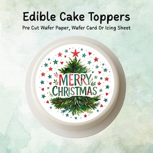 Peut inclure: Un décor de gâteau comestible rond avec un motif de sapin de Noël. Le décor présente un sapin de Noël vert, des étoiles rouges et les mots "MERRY CHRISTMAS" en rouge et vert. Le texte "Edible Cake Toppers" est en haut.