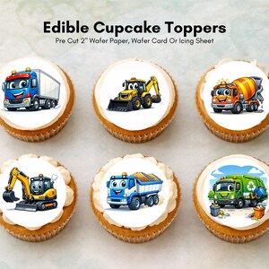 Peut inclure: Six cupcakes avec des décorations comestibles représentant des véhicules de chantier de dessins animés. Les décorations incluent un camion, une excavatrice, une bétonnière, un camion benne et un camion poubelle. Le texte "Edible Cupcake Toppers" est en haut. Chaque décoration mesure environ 5 cm de diamètre.