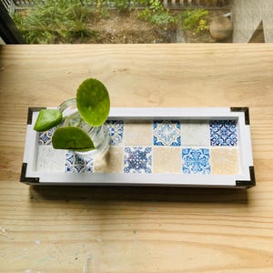 Vassoio in legno bianco con piastrelle in mosaico/travertino rinascimentale fatto a mano, decorativo, da tavola, piatto da portata