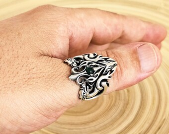 Anillo de dragón para hombre en plata de ley con diseño de bestia mítica.