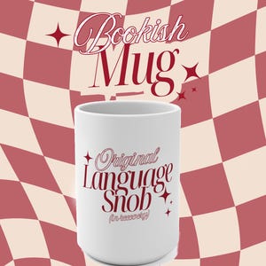 Puede incluir: Una taza de cerámica blanca con texto en rojo oscuro que dice Bookish Mug y Original Language Snob (in recovery) con pequeños detalles de estrellas. La taza está centrada sobre un fondo de patrón de cuadros ondulados en rojo y crema.