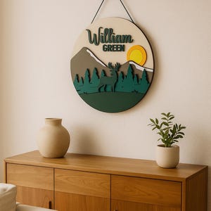 Mountain Calling – Targa in legno personalizzata con nome – Decorazione da parete rustica con cervi e pini