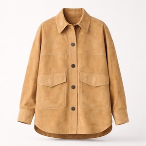 Könnte beinhalten: Hellbraune Wildlederjacke mit Kragen, Knopfleiste und zwei Vordertaschen. Die Jacke hat lange Ärmel und einen abgerundeten Saum. Die Farbe ist ein warmer, neutraler Ton, passend für verschiedene Outfits.