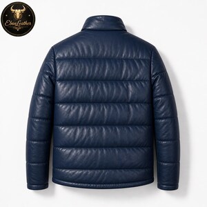 K&ouml;nnte beinhalten: Marineblaue Lederjacke mit Steppdesign. Die Jacke hat einen Stehkragen und lange &Auml;rmel. Das Ebon Leather-Logo ist in der oberen linken Ecke sichtbar.