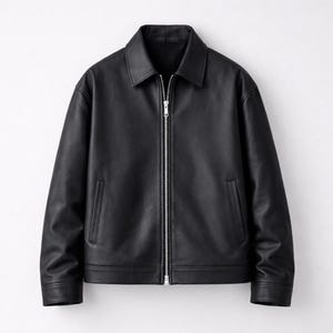 Könnte beinhalten: Schwarze Lederjacke mit Kragen und silbernem Reißverschluss. Die Jacke hat zwei Vordertaschen und lange Ärmel. Die Jacke ist einfarbig schwarz und scheint aus glattem Leder zu sein.