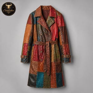 Könnte beinhalten: Ein mehrfarbiger Patchwork-Ledertrenchcoat. Der Mantel hat ein doppelreihiges Design, einen Gürtel und geknöpfte Manschetten. Die Farben umfassen Rot, Braun, Blau und Grün. Ein einzigartiges und stilvolles Oberbekleidungsstück.