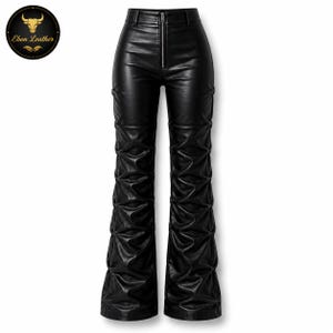 Puede incluir: Pantalones de cuero negro con cintura alta y cierre de cremallera. Los pantalones presentan un diseño fruncido en las piernas. El logotipo de Ebon Leather está en la esquina superior izquierda.