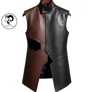 Op de afbeelding: Een tweekleurig leren vest in bruin en zwart. Het vest heeft een hoge kraag en een uniek geometrisch ontwerp met een uitsparing aan de bruine kant. Het vest is mouwloos en hangt aan een houten kleerhanger.