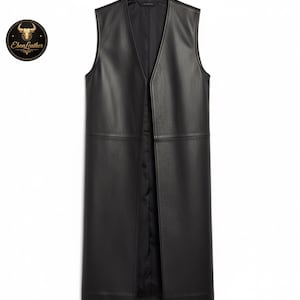 Könnte beinhalten: Eine lange, schwarze Lederweste mit V-Ausschnitt. Die ärmellose Weste hat eine taillierte Passform, ideal zum Überziehen. Das Ebon Leather-Logo befindet sich in der oberen linken Ecke.