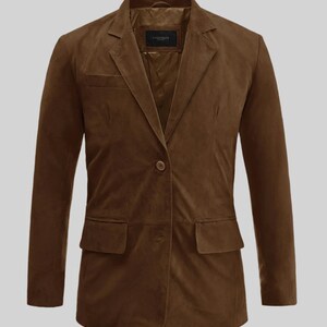 Könnte beinhalten: Brauner Wildlederblazer mit fallendem Revers, zwei Vordertaschen und einem Ein-Knopf-Verschluss. Die Jacke hat eine taillierte Passform und ein klassisches Design.