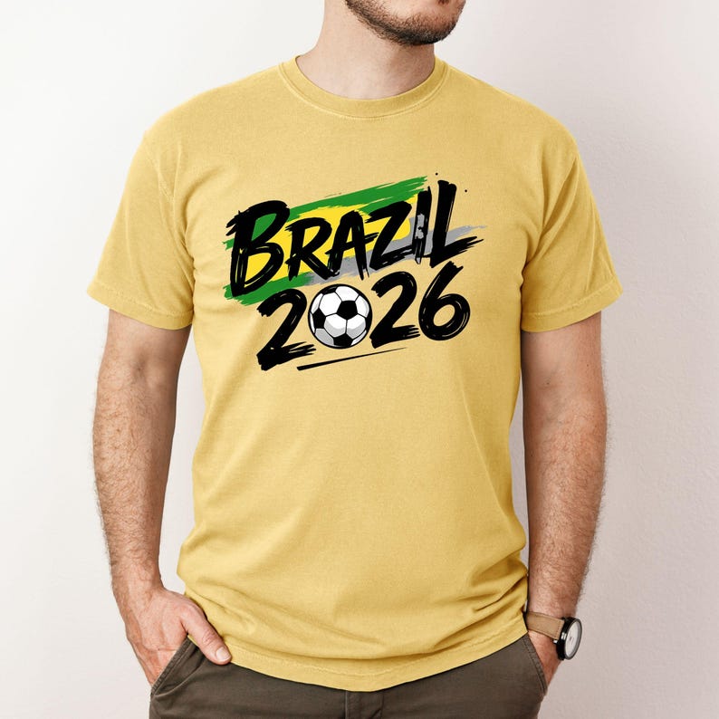 Op de afbeelding: Een set van drie keramische mokken met een gespikkelde, matte afwerking. De mokken zijn in cr&egrave;me, lichtgrijs en donkergrijs. Elke mok heeft een eenvoudig, minimalistisch ontwerp.