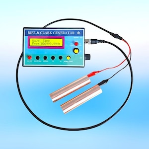 Può includere: Un generatore Rife & Clark con un display digitale che mostra "Wave: Sine" e "Freq: 000999.99Hz". Il dispositivo ha un cavo nero e due cilindri di rame con fili rossi e neri collegati. Il dispositivo è su uno sfondo blu sfumato.
